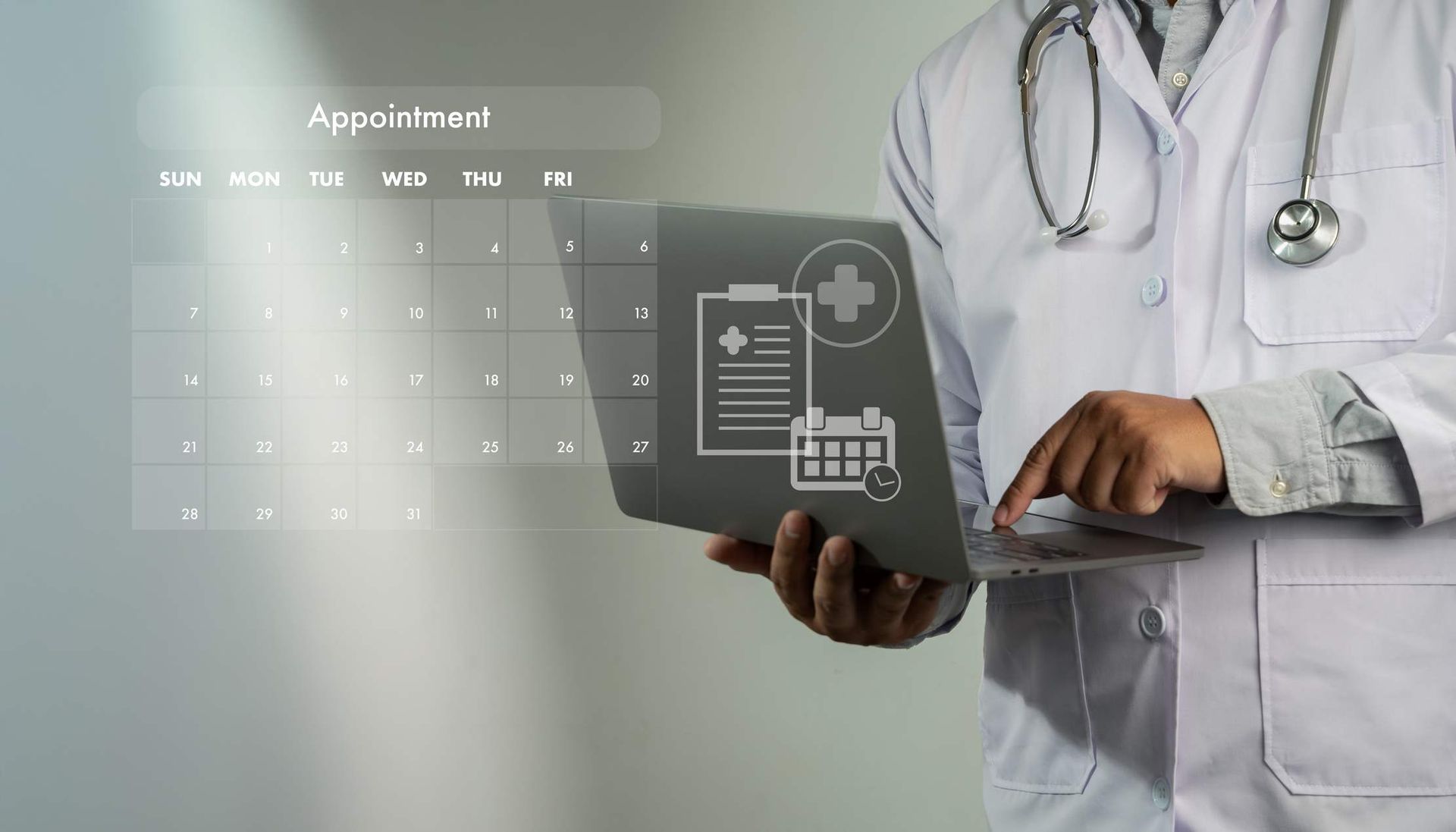 Médecin consultant un calendrier de rendez-vous à l'écran