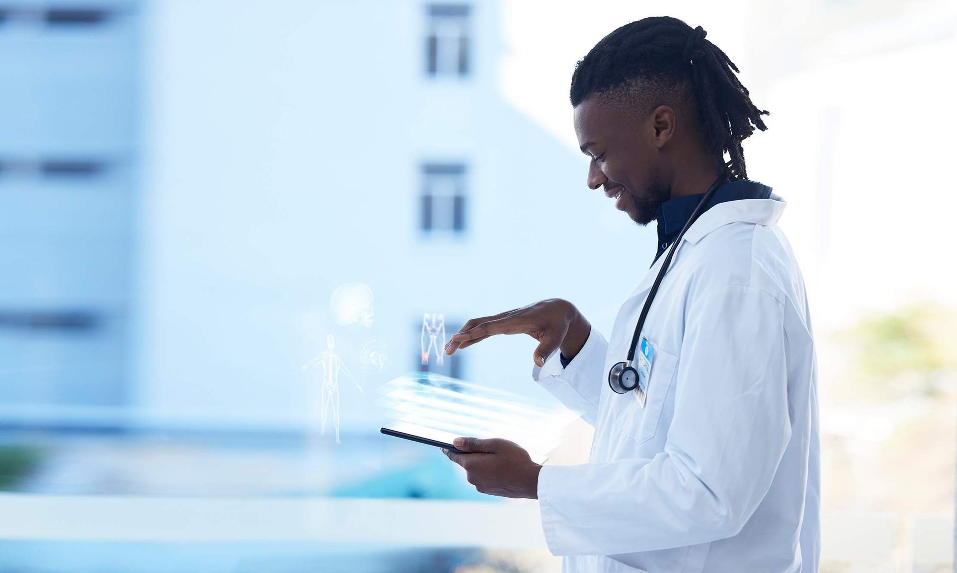 Médecin interagissant avec un affichage holographique depuis une tablette