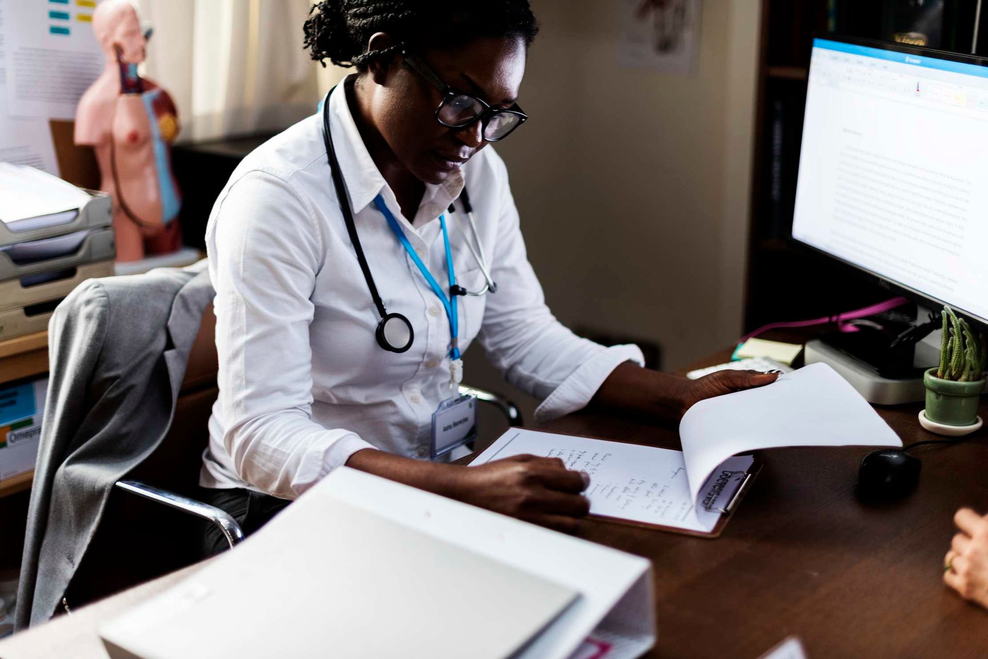 Médecin étudiant des informations médicales à son bureau