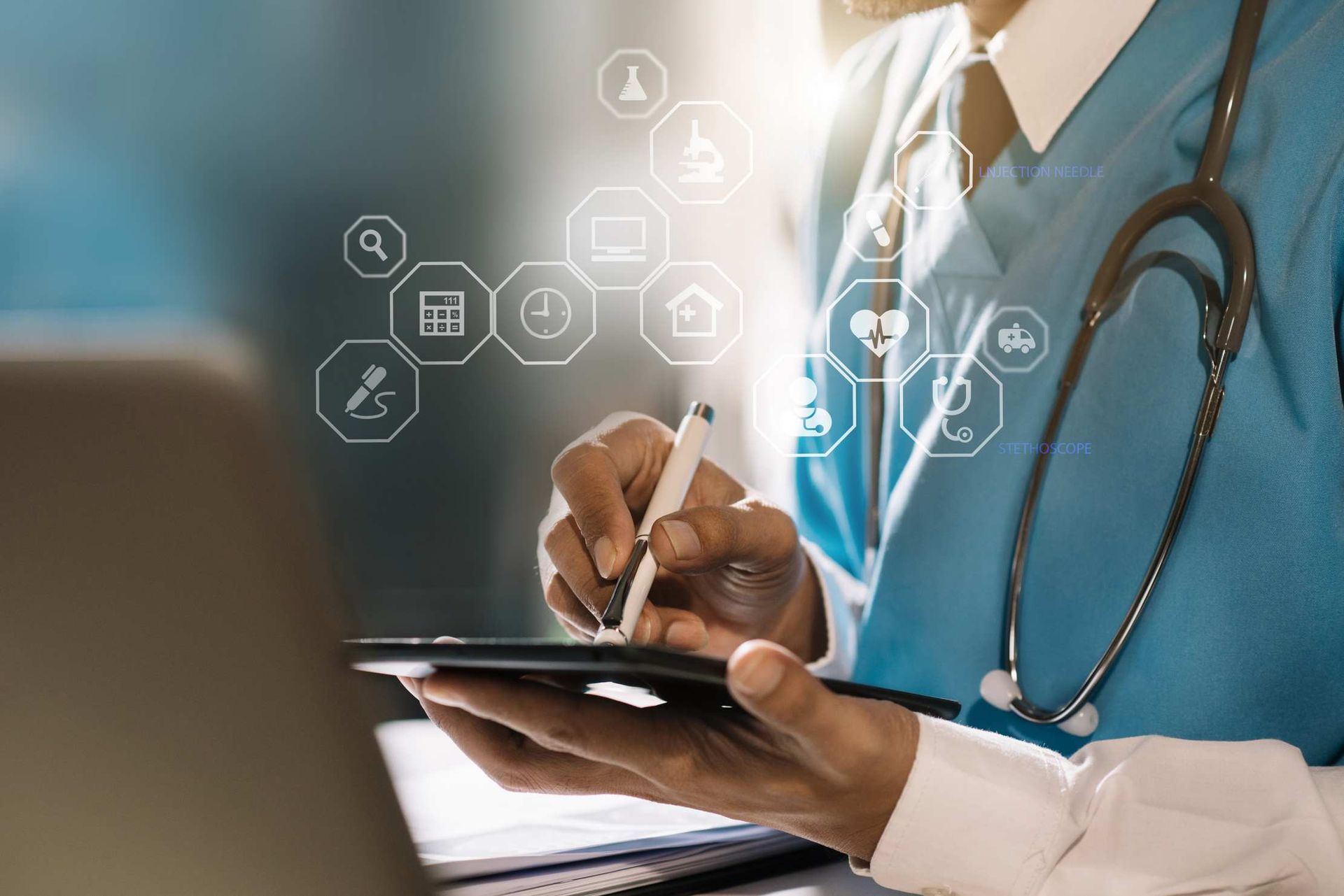 Médecin utilisant une tablette avec des icônes de santé numériques
