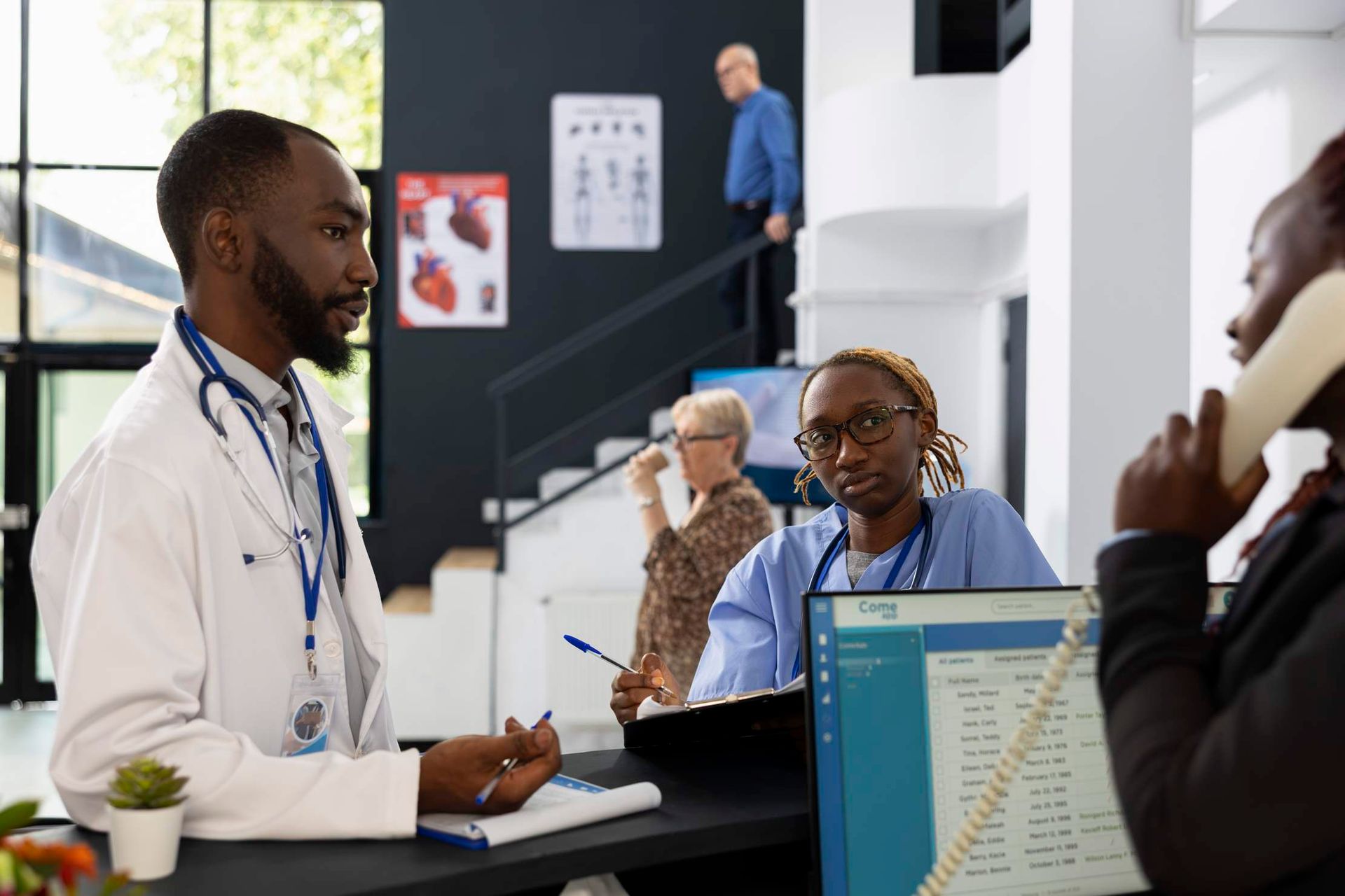 Personnel interagissant avec un patient à la réception d'un hôpital