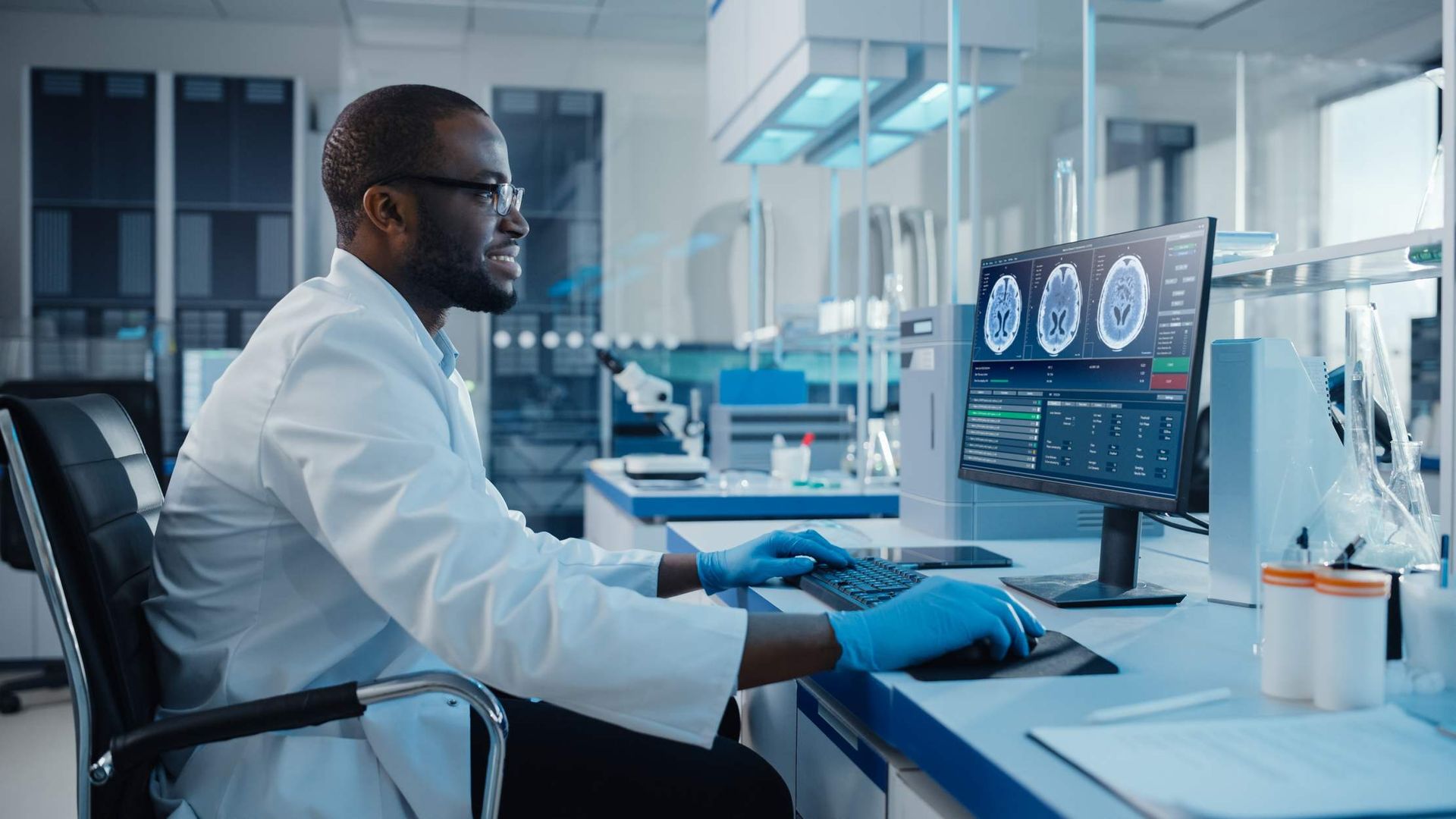 Technicien de laboratoire examinant des images de scanner cérébral