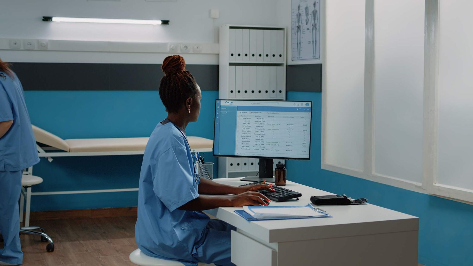 Infirmière travaillant à un poste informatique de clinique