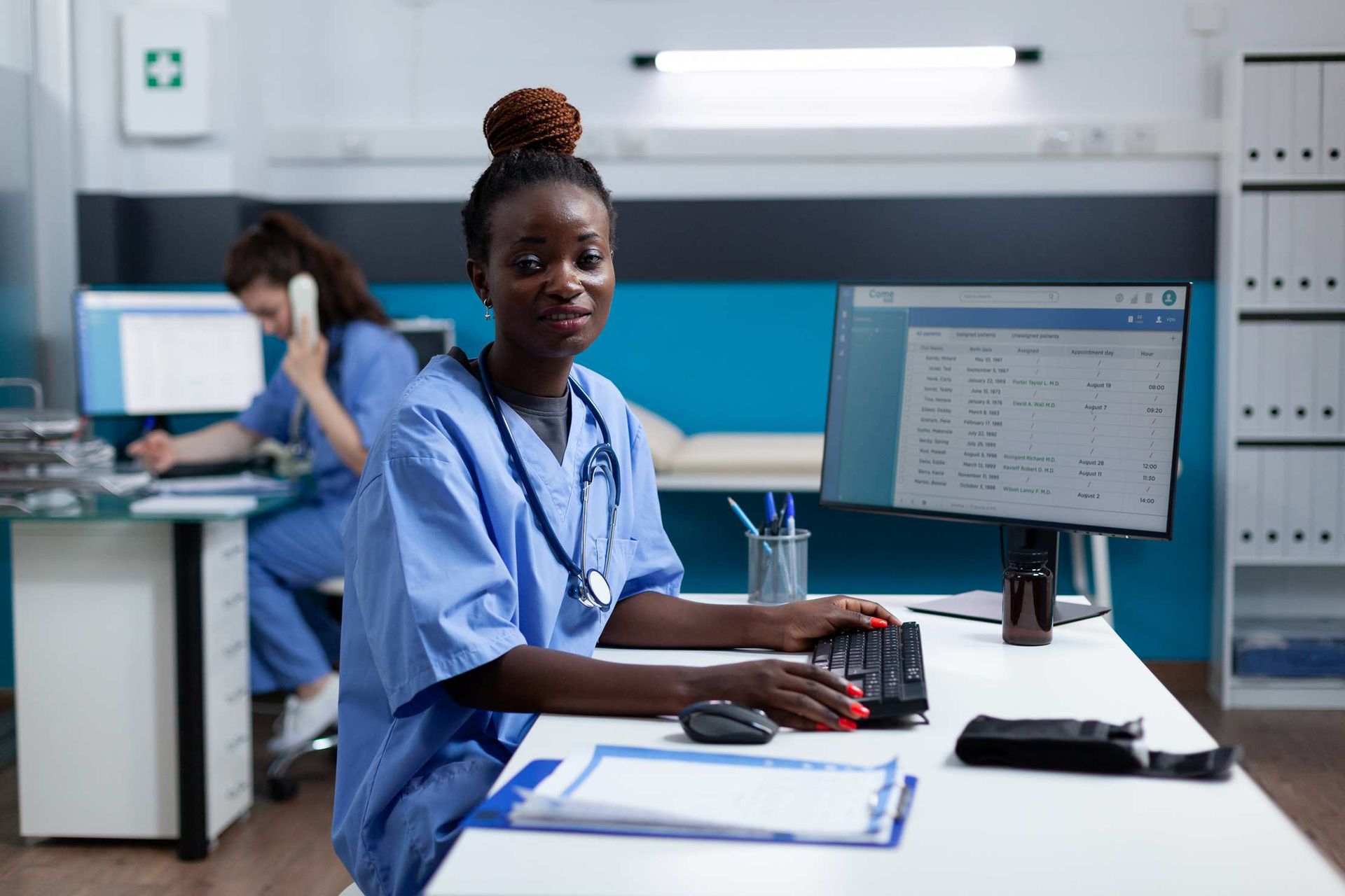 Une infirmière travaillant avec confiance à un poste informatique dans un établissement de santé