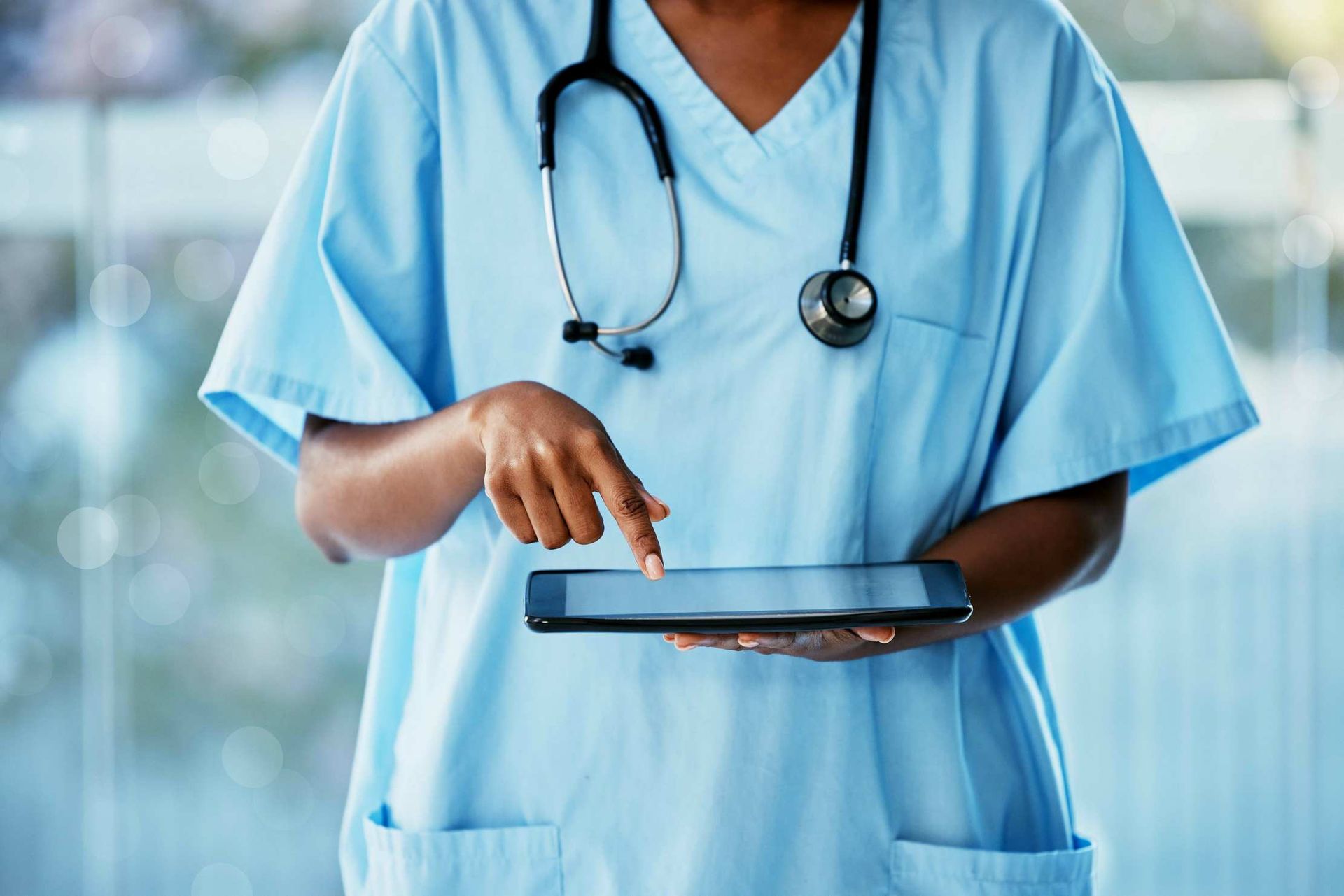 Gros plan d'une infirmière tenant une tablette