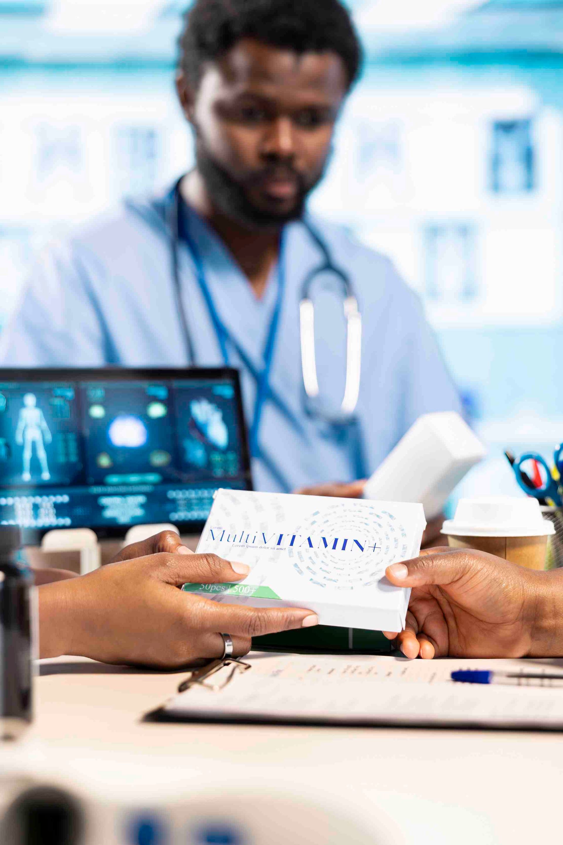 Un pharmacien remettant des médicaments à un patient au comptoir de la pharmacie