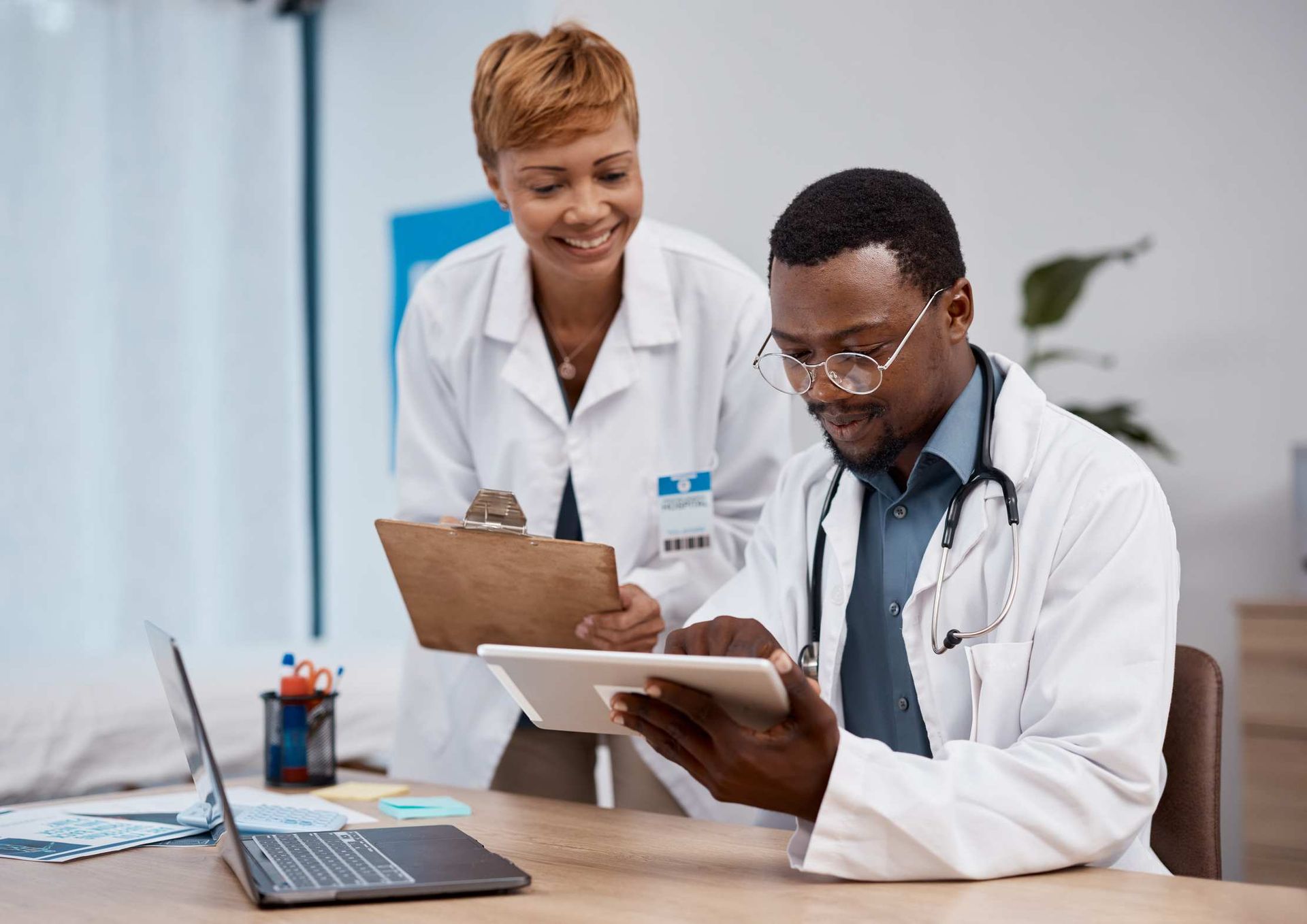 Deux médecins examinant des informations ensemble sur une tablette